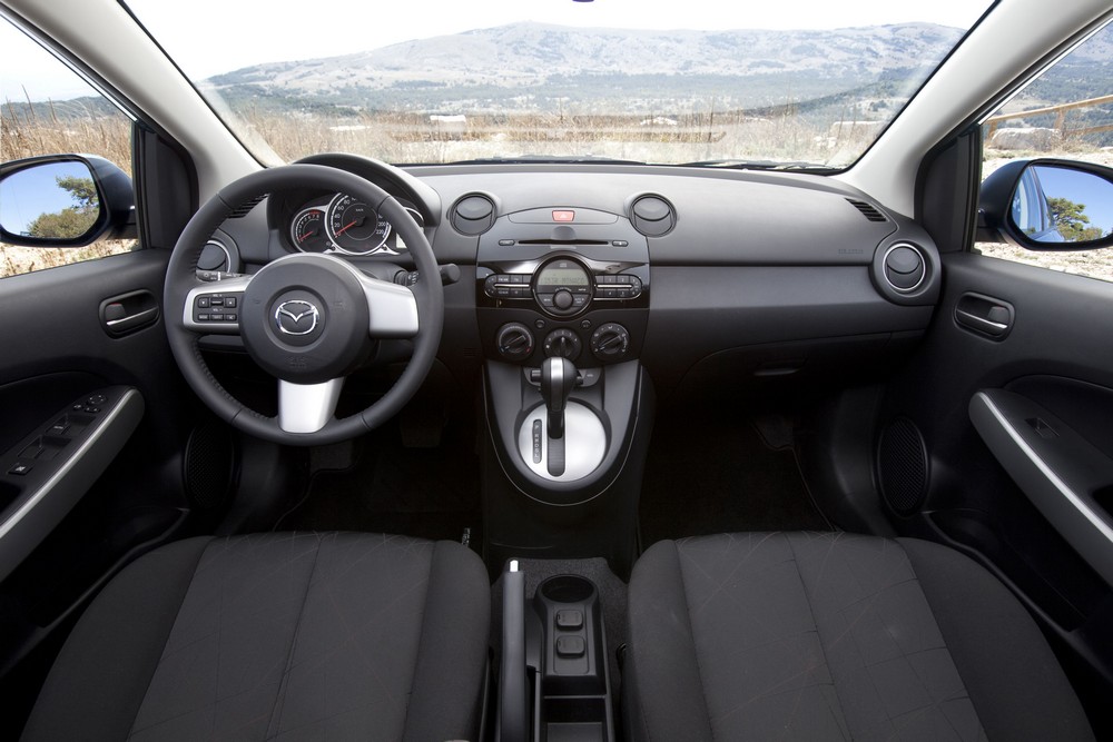 Mazda2 — интерьер, фото